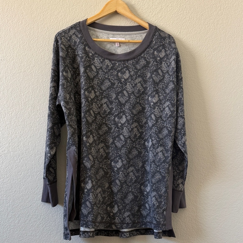 NEW DIRECTIONS Women’s Grey Snake Print Long Sleeve Tunic Top w/ Slits
